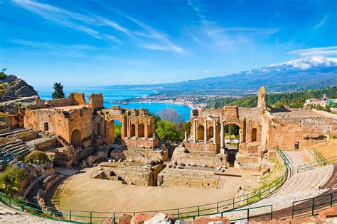 El Teatro Romano de Taormina: Un viaje en el tiempo con vistas al mar Mediterráneo!