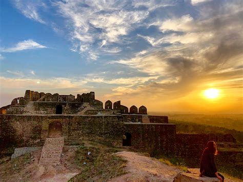 ¡Explora la majestuosidad ancestral del Fuerte Rohtas en el corazón de Pakistán!