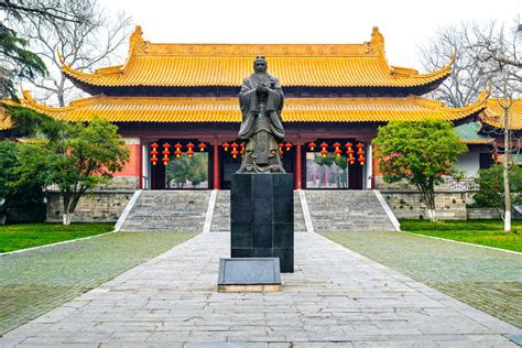 ¡Explora la majestuosidad natural y la rica historia del Templo de Confucio en Jinzhou!