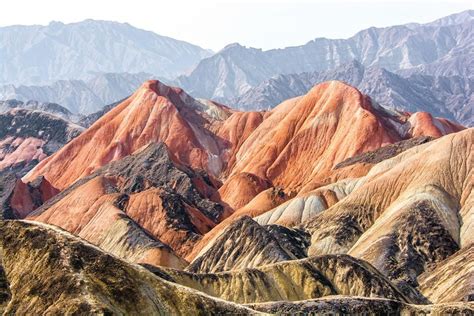 ¡El Paisaje Inolvidable de los Montes Danxia de Zhaoqing te Esperan!