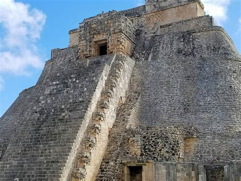 ¿Deseas sumergirte en la magia de la cultura Maya? ¡Visita el Templo Mayor de Uxmal!