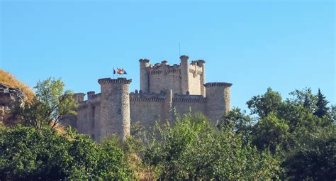 ¡Sumérgete en la Historia y la Belleza del Castillo de Leviz! Una Fortaleza Imponente con Vistas Espectáculares