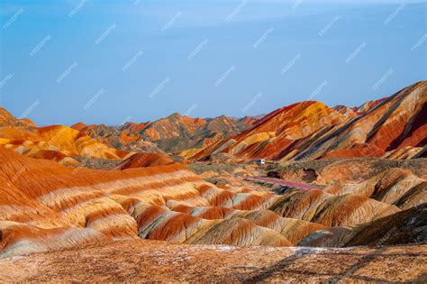 ¡La Montaña Arcoíris de Zhangye: un espectáculo cromático que desafía la imaginación!